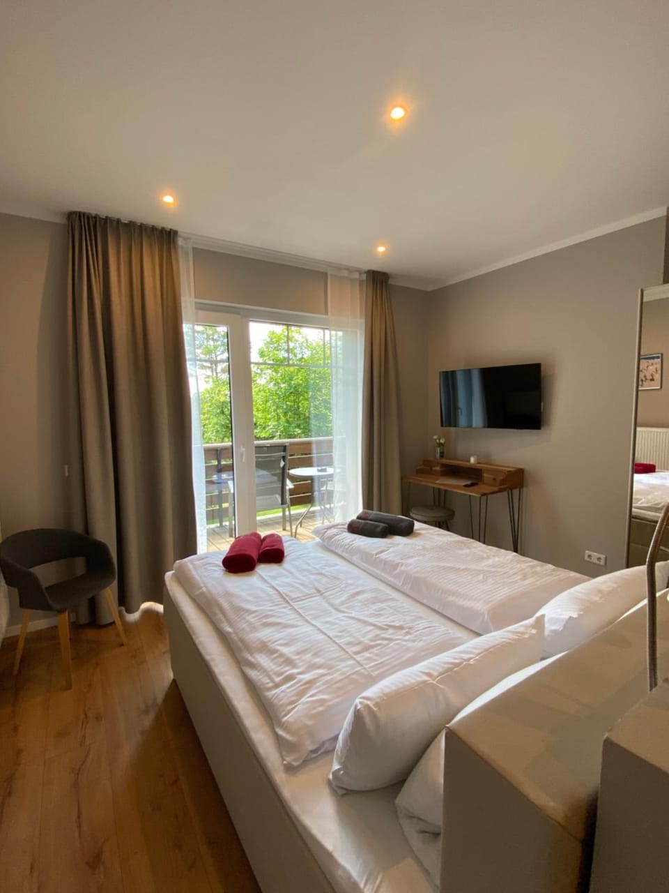 Photo of the whole room, Bedroom