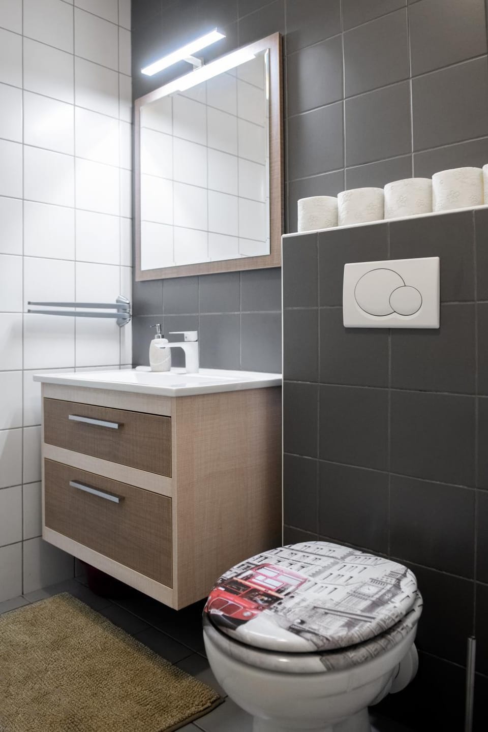 Toilet, Bathroom, towels