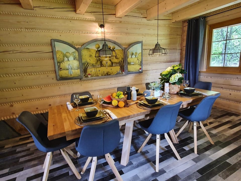 Dining area, Food