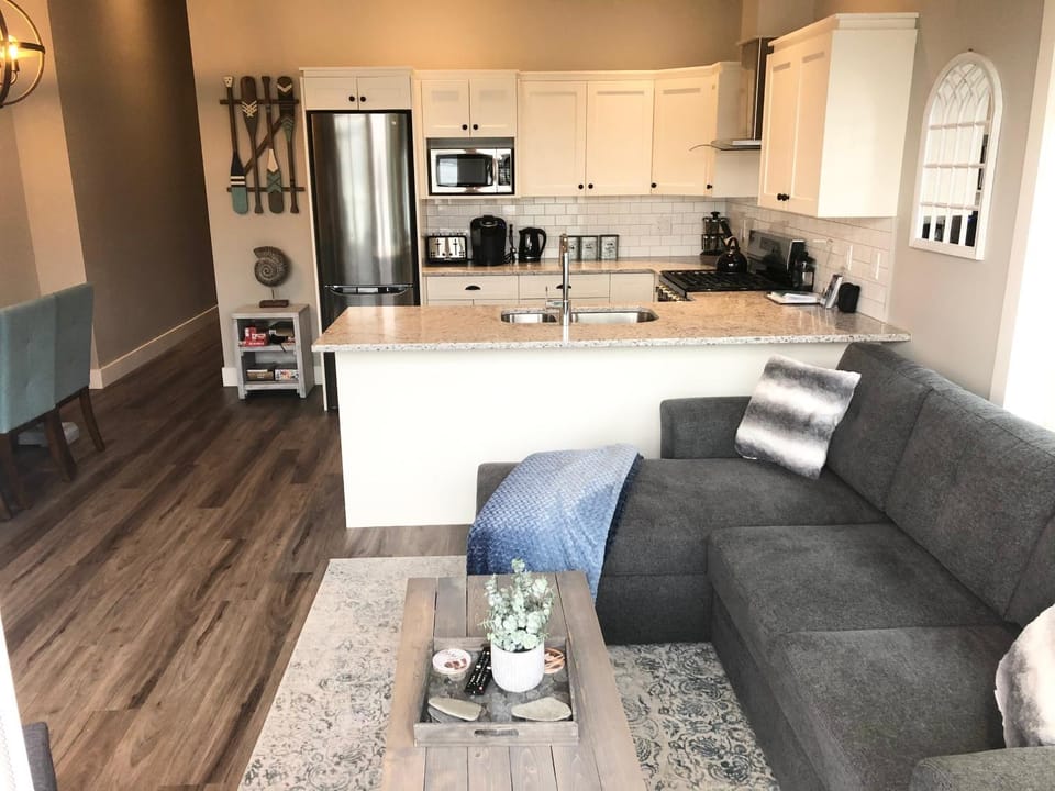 Kitchen or kitchenette, Living room, Seating area, Dining area