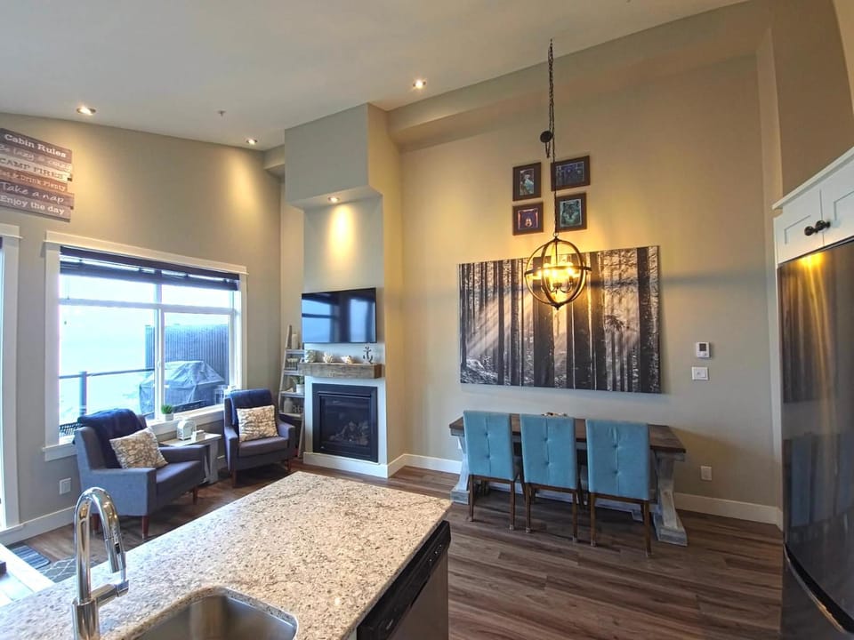 Sandy Feet Retreat Port Renfrew- Oceanfront 2BR modern cottage House in Cowichan Valley
