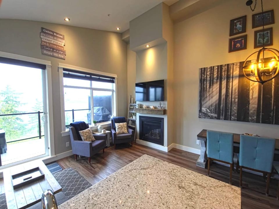 Sandy Feet Retreat Port Renfrew- Oceanfront 2BR modern cottage House in Cowichan Valley