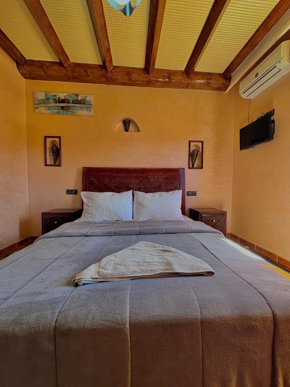 Bed, TV and multimedia, Photo of the whole room, Bedroom, air conditioner