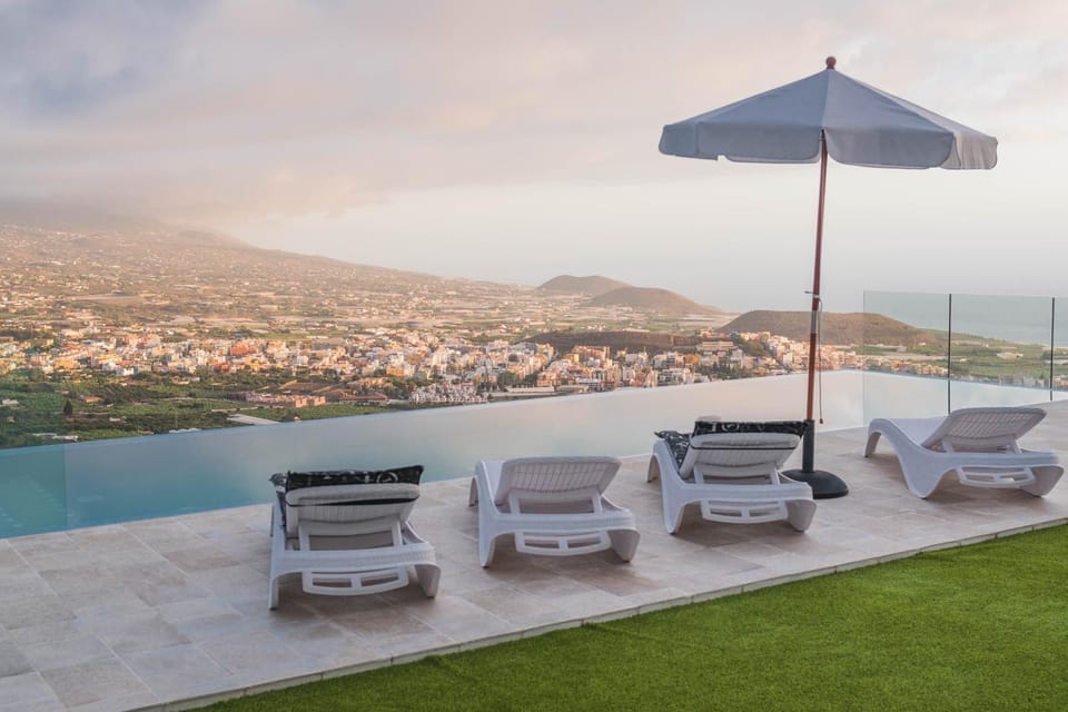 Pool view, Swimming pool, sunbed