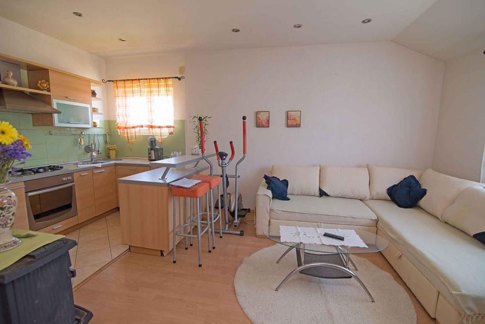 Kitchen or kitchenette, Living room, Fitness centre/facilities, Seating area, fireplace