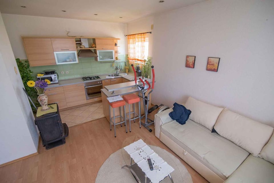 Kitchen or kitchenette, Living room, Fitness centre/facilities, Seating area, fireplace, microwave