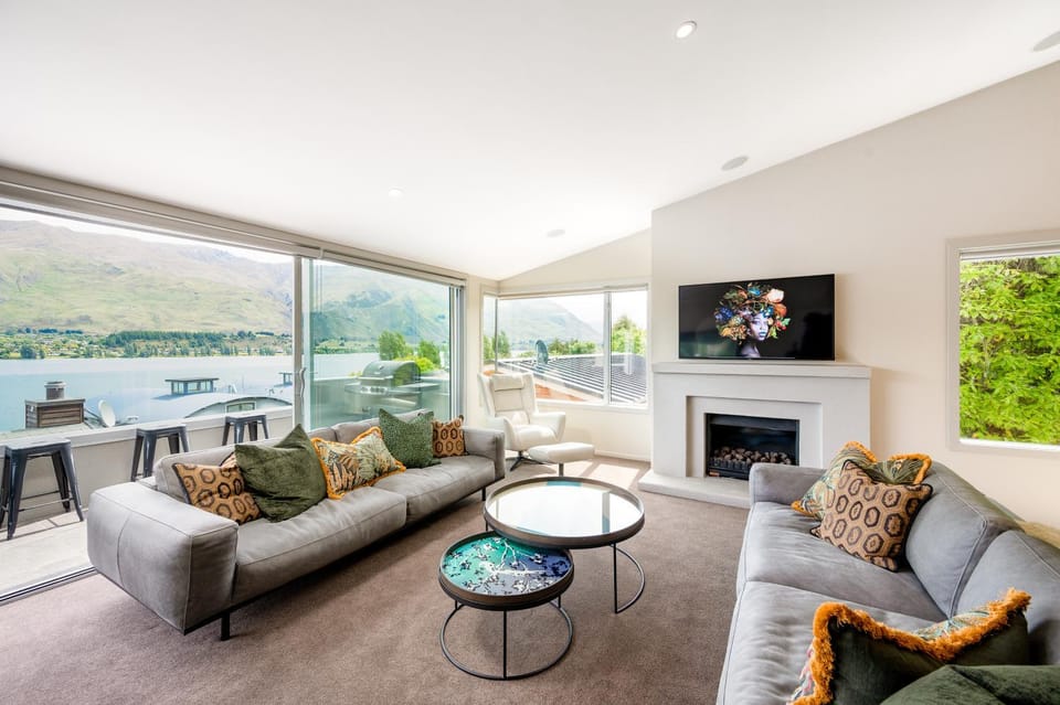 TV and multimedia, View (from property/room), Balcony/Terrace, Living room, Seating area, Mountain view