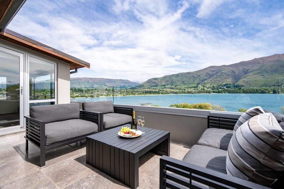 View (from property/room), Balcony/Terrace, Lake view, Mountain view