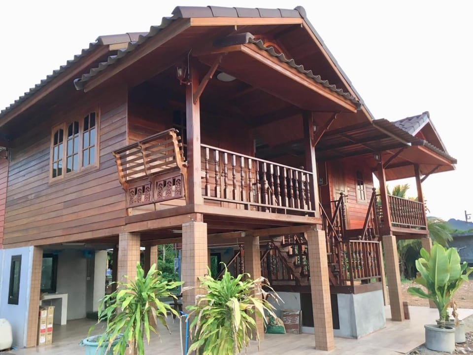 Property building, Facade/entrance, Day, Balcony/Terrace