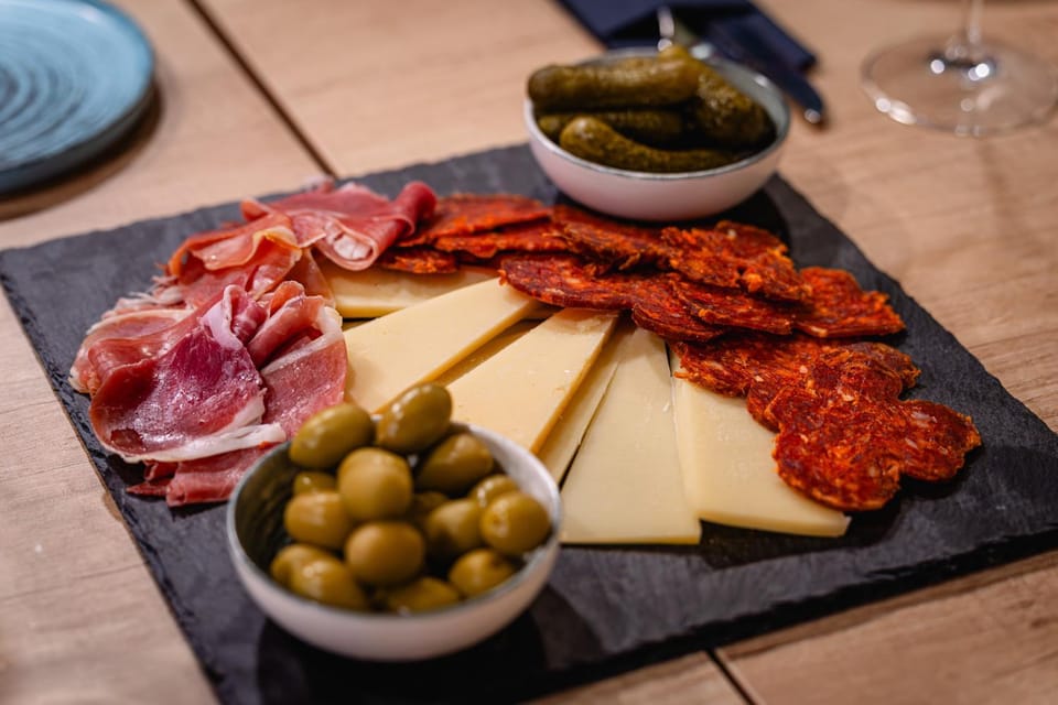 Property building, Restaurant/places to eat, Breakfast