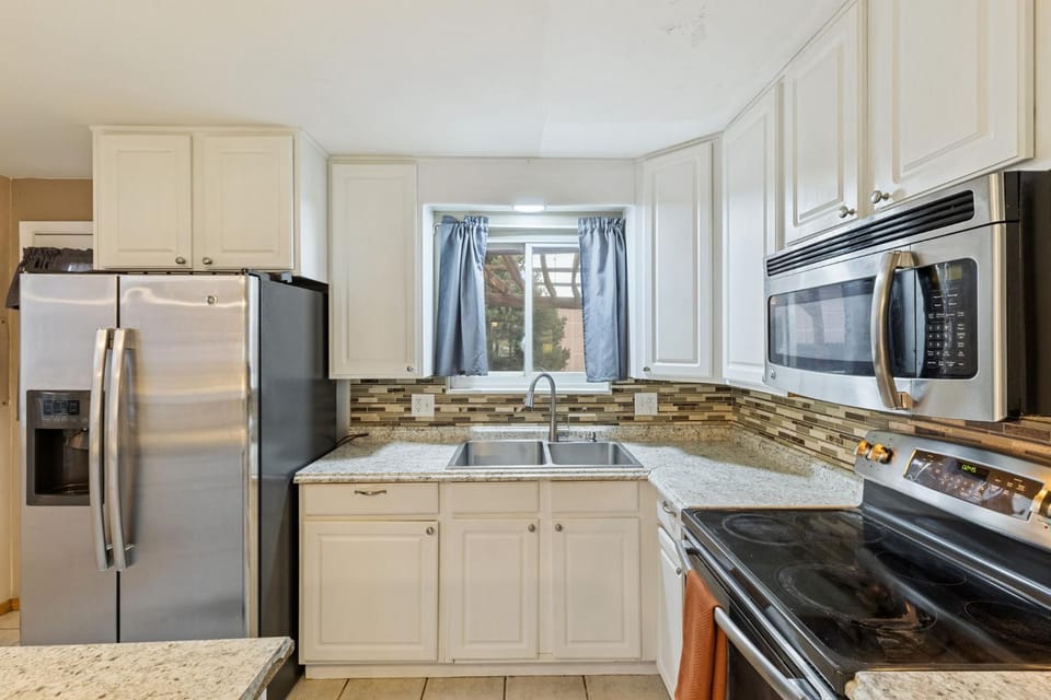 Kitchen or kitchenette, microwave, stove