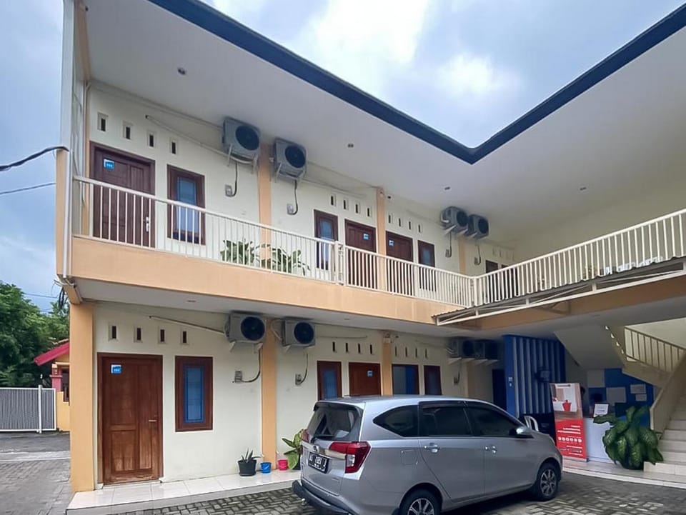 RedDoorz Syariah @ Pahlawan Sidoarjo Bed and Breakfast in East Java
