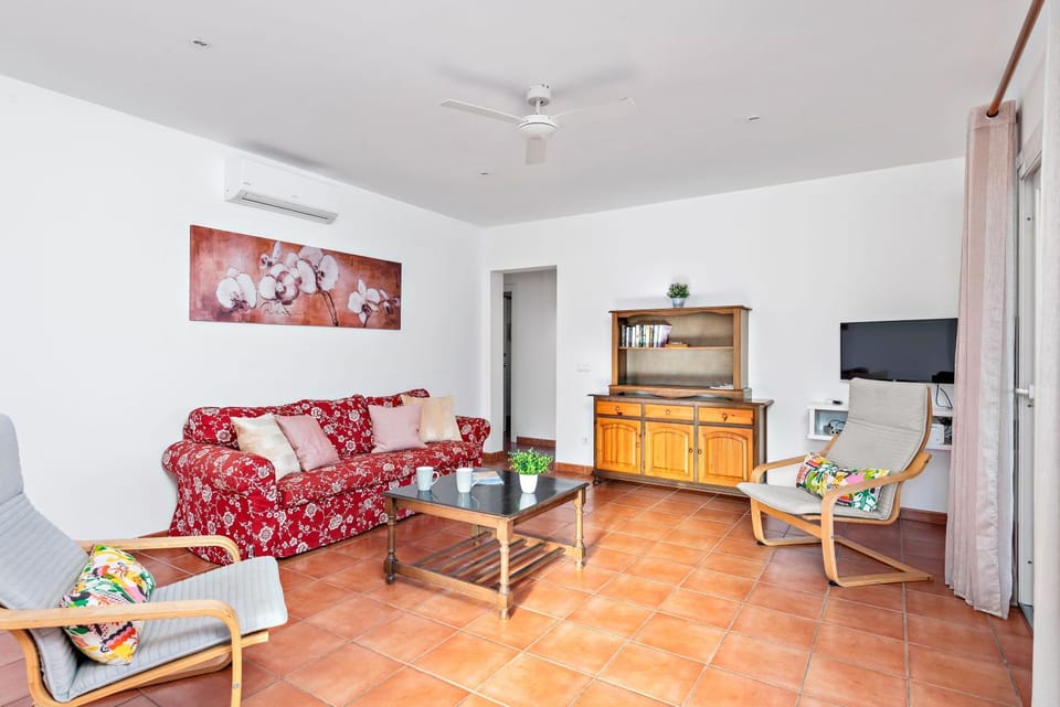 TV and multimedia, Living room, Seating area, Dining area, fireplace