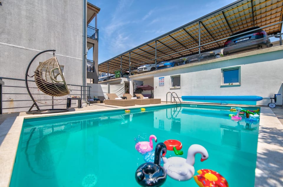 Swimming pool, Swimming pool