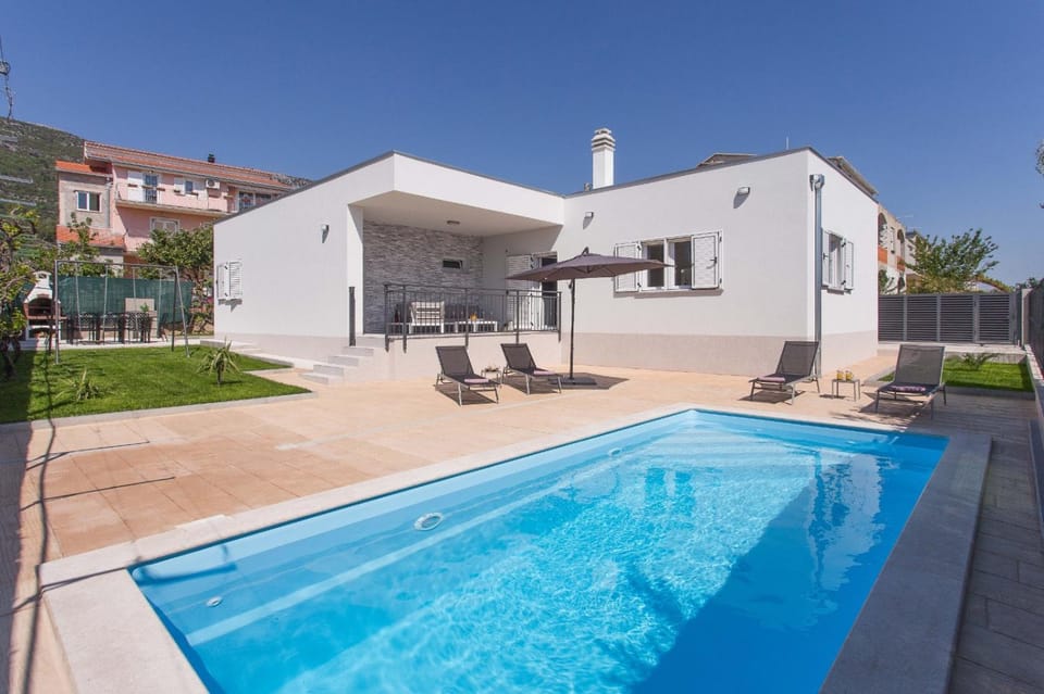 Villa Emanuela with heated private pool, BBQ Villa in Šibenik-Knin County, Croatia