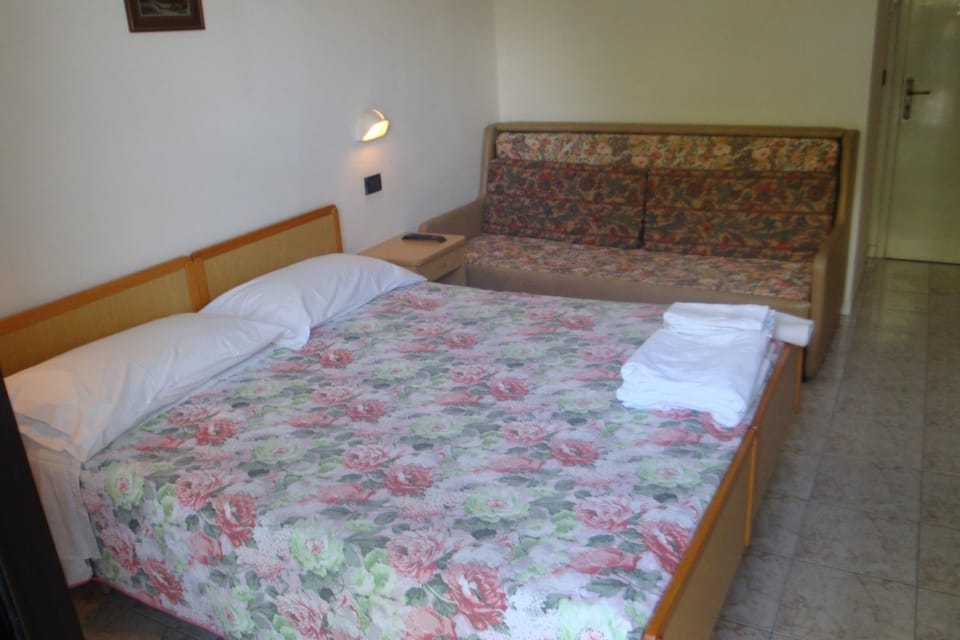 Photo of the whole room, Bedroom, bunk bed