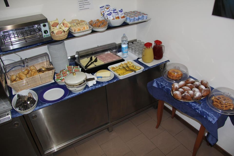 Food and drinks, Food, Breakfast, Continental breakfast, Buffet breakfast