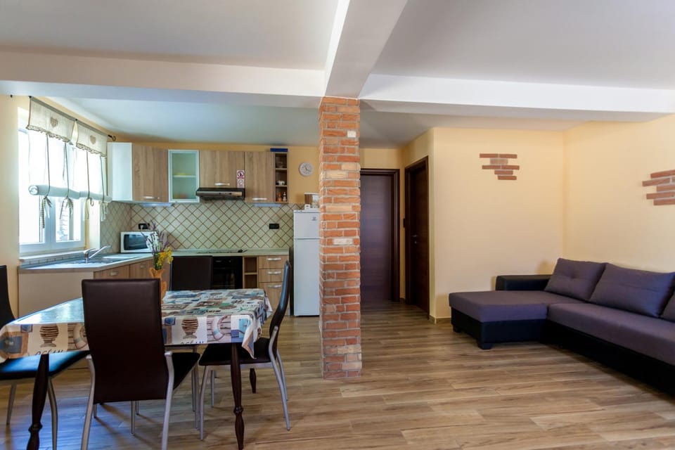 Kitchen or kitchenette, Living room, Seating area, Dining area, stove