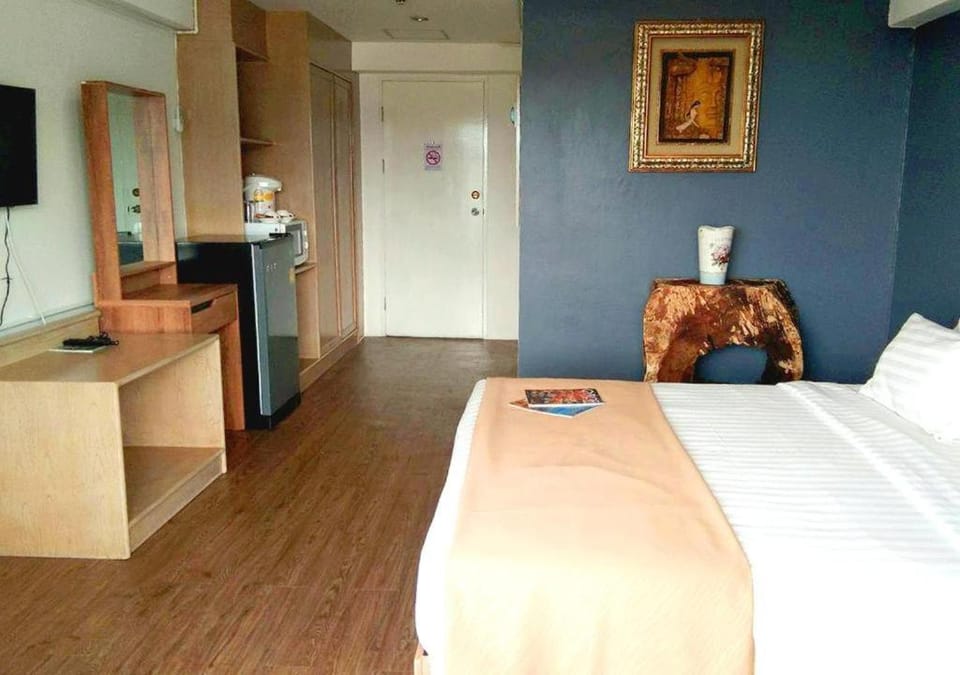 Photo of the whole room, Bedroom