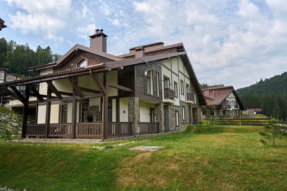Property building, BBQ facilities, Balcony/Terrace, On site, Mountain view, Area and facilities