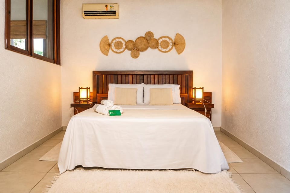 Bed, Photo of the whole room, Bedroom, towels, air conditioner