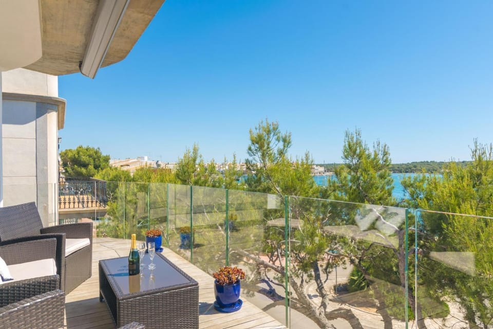 Facade/entrance, Balcony/Terrace, Sea view