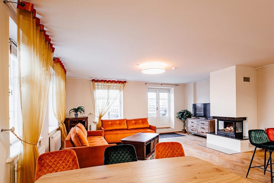 TV and multimedia, Living room, Seating area, Dining area