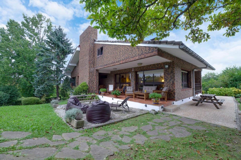 Property building, Garden, Balcony/Terrace