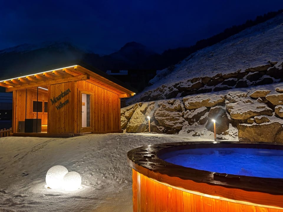 Hot Tub, Sauna