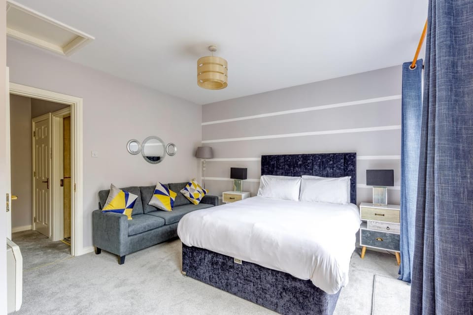 Bed, Seating area, Bedroom