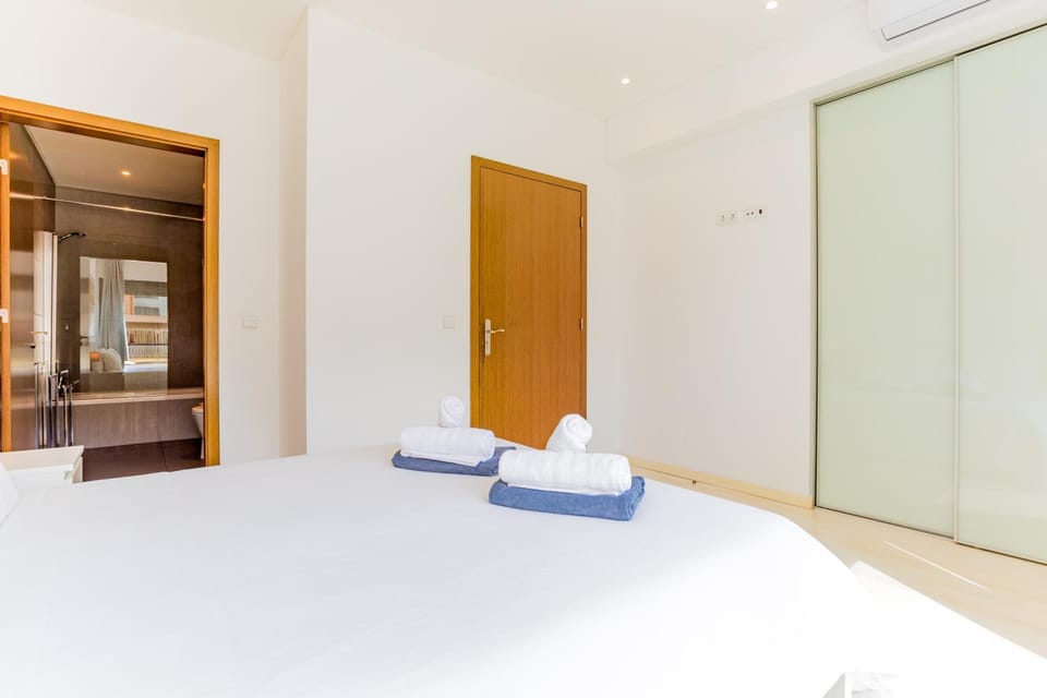 Bed, Bathroom, Photo of the whole room, Bedroom, towels, wardrobe