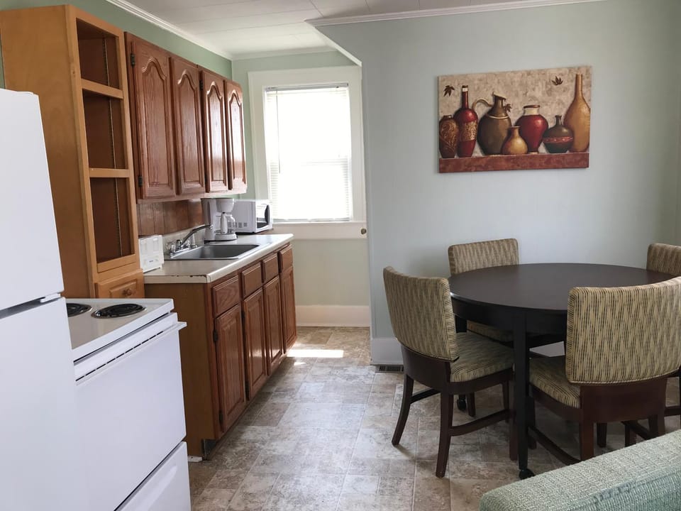 Coffee/tea facilities, Kitchen or kitchenette, Dining area