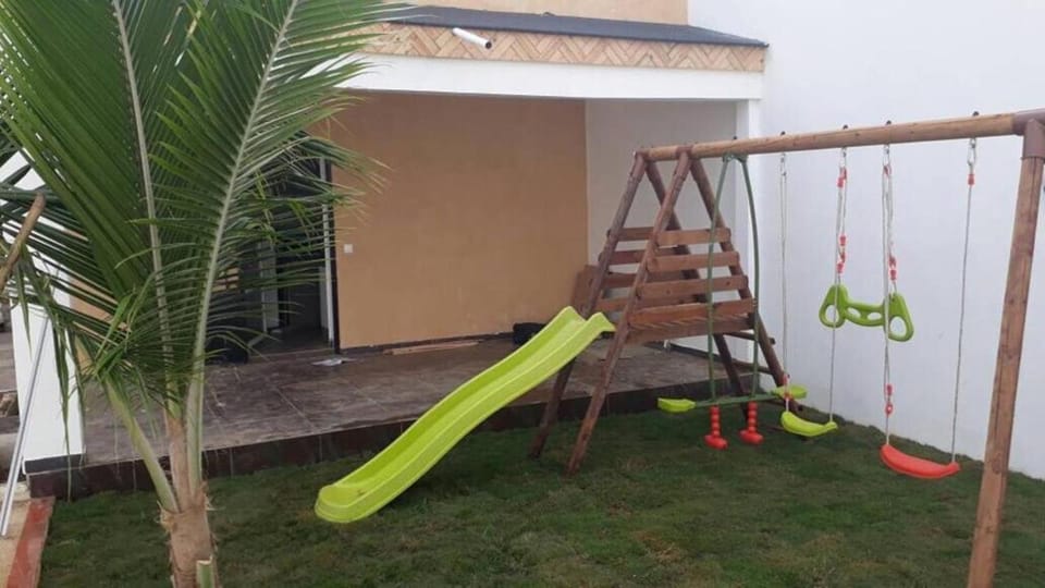 SALY - Villa Kage 6 chambres -Clim-Wifi-Eau chaude-Billard-Babyfoot-Ping pong-Canal - ELECTRICITE NON COMPRISE Villa in Saly