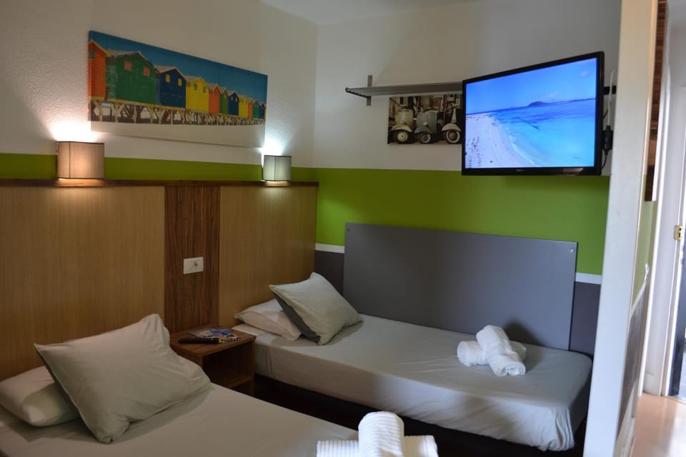 Bed, TV and multimedia, Photo of the whole room, Bedroom