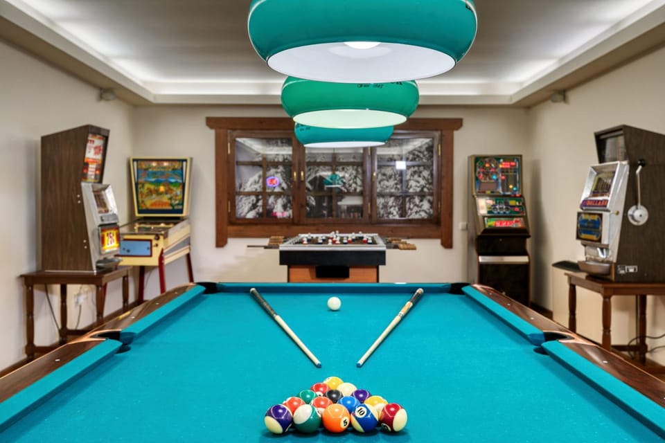 Billiard, Game Room