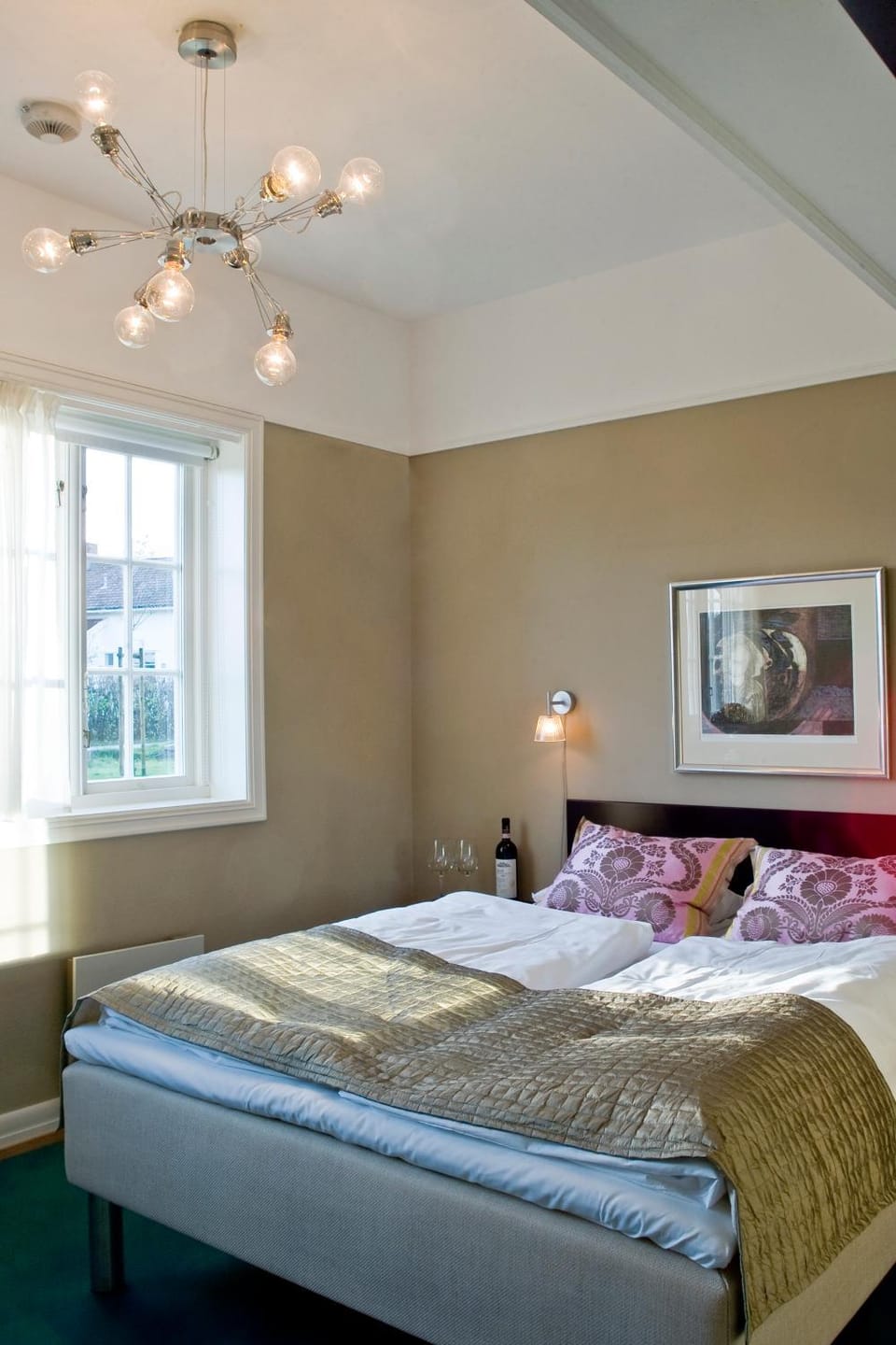 Shower, Toilet, Bed, Bathroom, TV and multimedia, Photo of the whole room, Bedroom