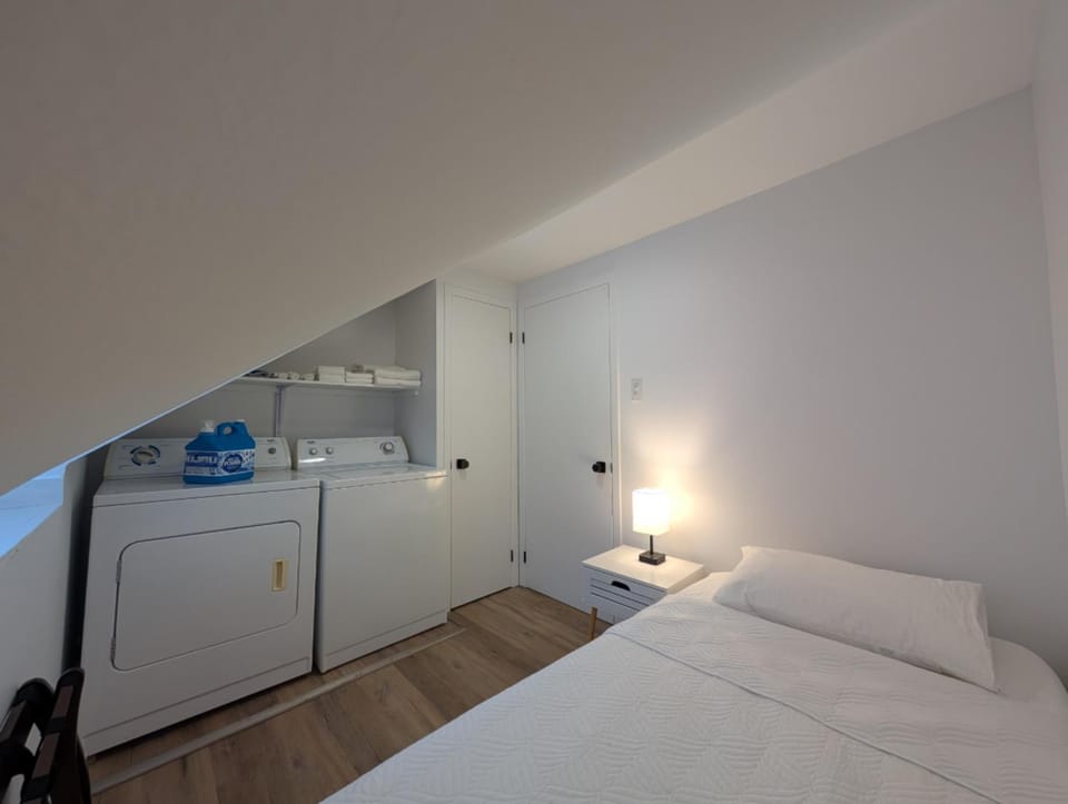 Photo of the whole room, Bedroom, washing machine, dryer