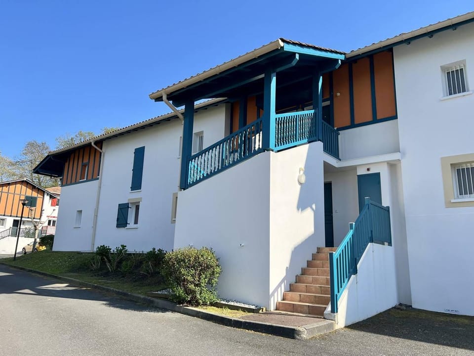 T2 confortable à Cambo avec piscine et parking - FR-1-495-82 Apartment in French Basque Country
