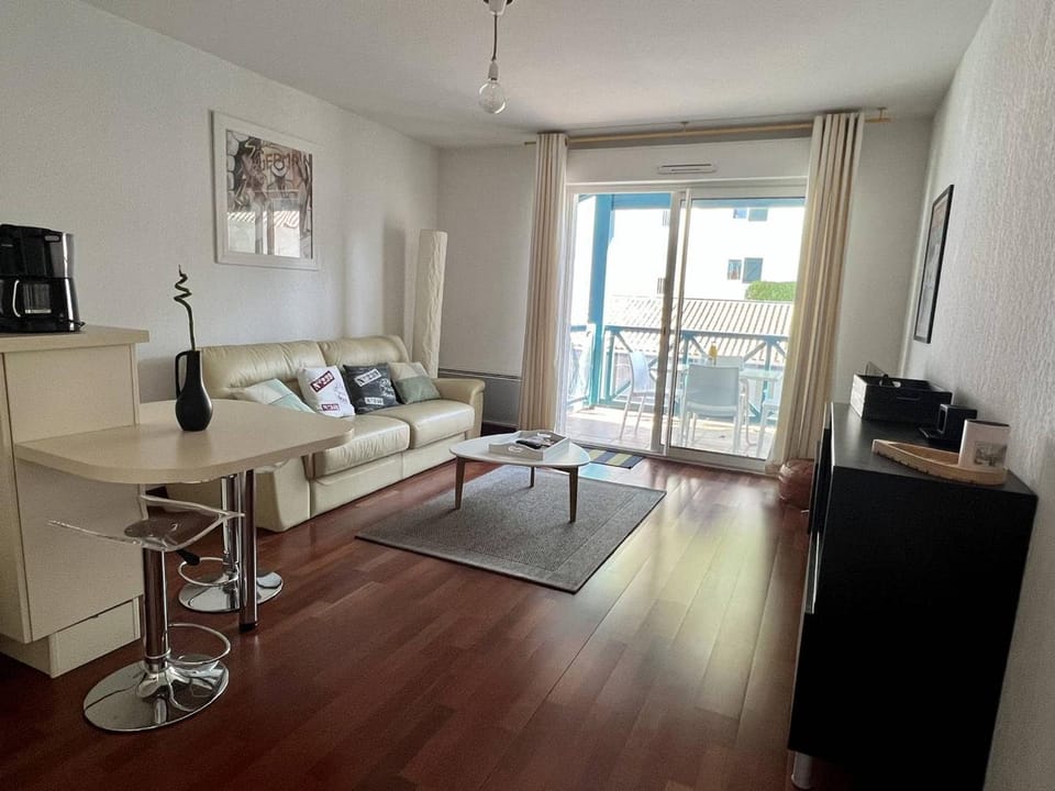 T2 confortable à Cambo avec piscine et parking - FR-1-495-82 Apartment in French Basque Country