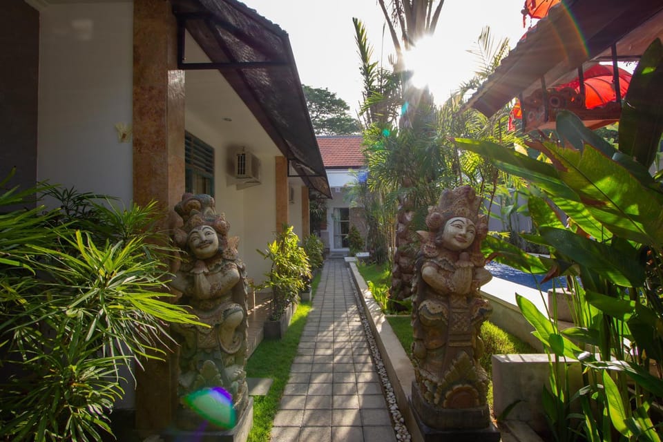 Property building, Patio, Facade/entrance, Garden