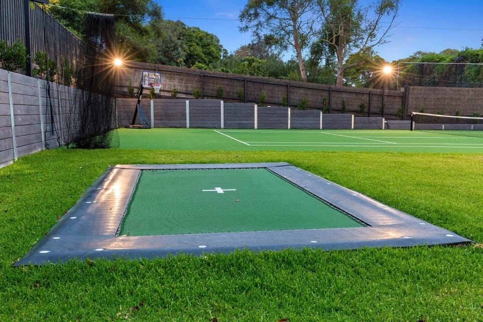 Tennis court, Garden view