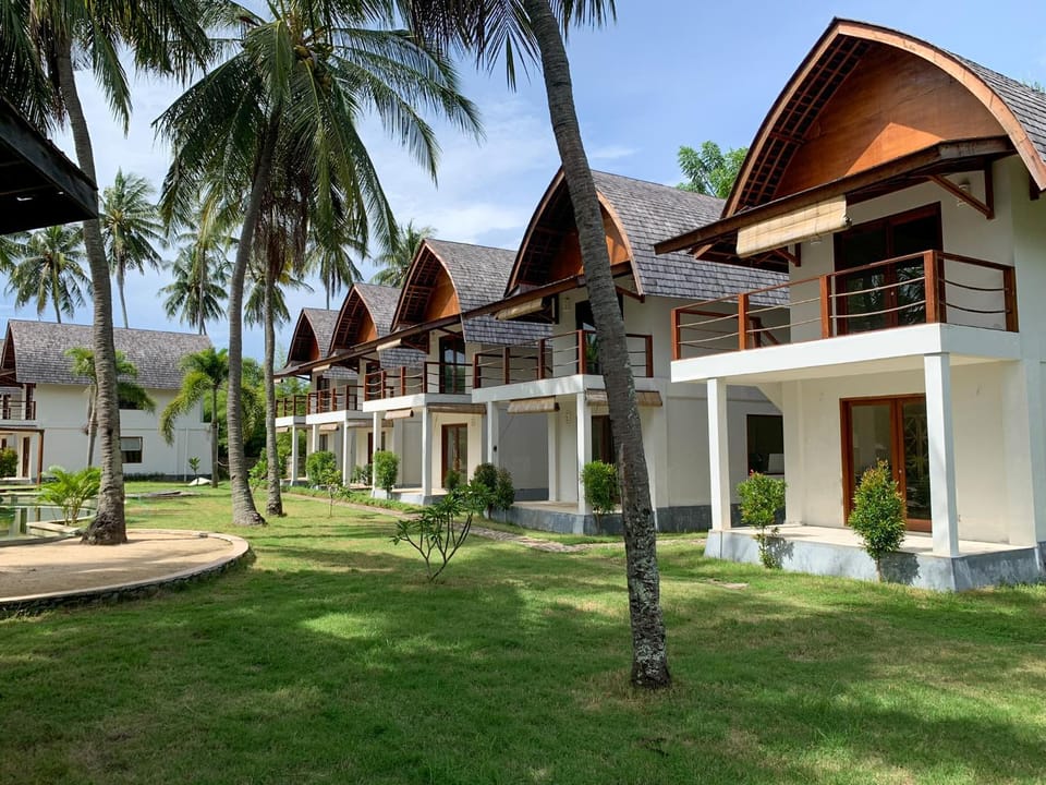 Property building, Day, Natural landscape, Garden, Garden view