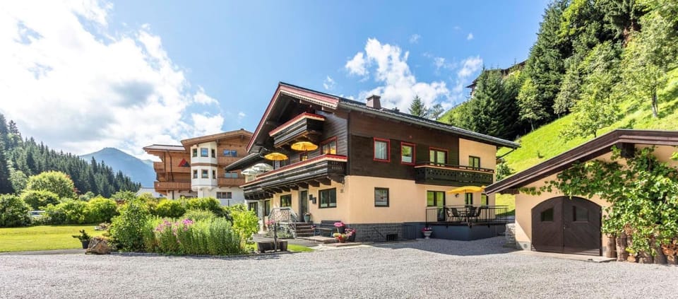 Property building, Spring, Day, Natural landscape, Garden, Balcony/Terrace, Garden view, Mountain view