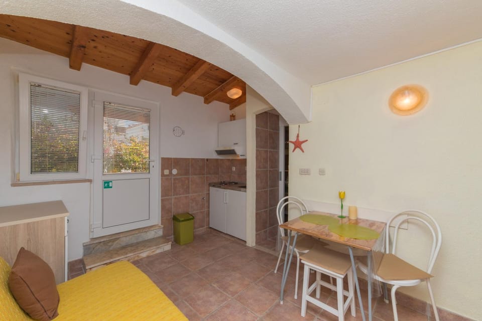 Kitchen or kitchenette, Living room, Seating area, Dining area
