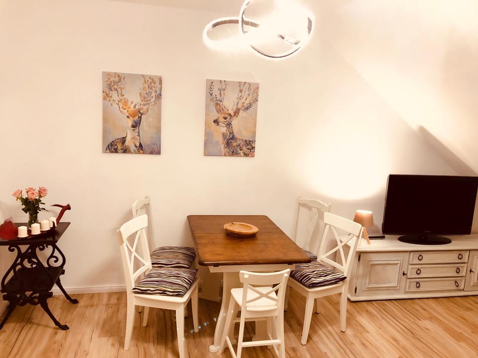 Communal lounge/ TV room, Living room, Dining area