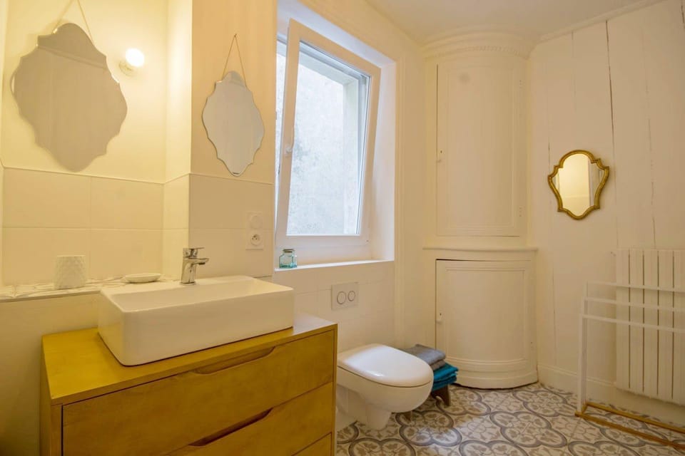 Toilet, Bathroom, Decorative detail, towels