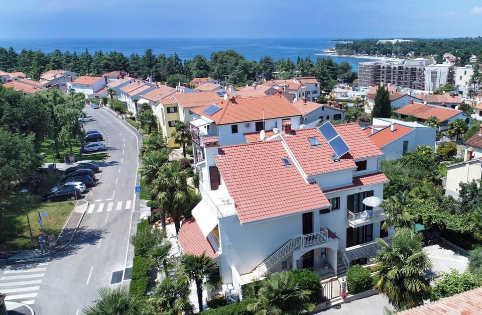 Property building, Sea view, Street view, Location