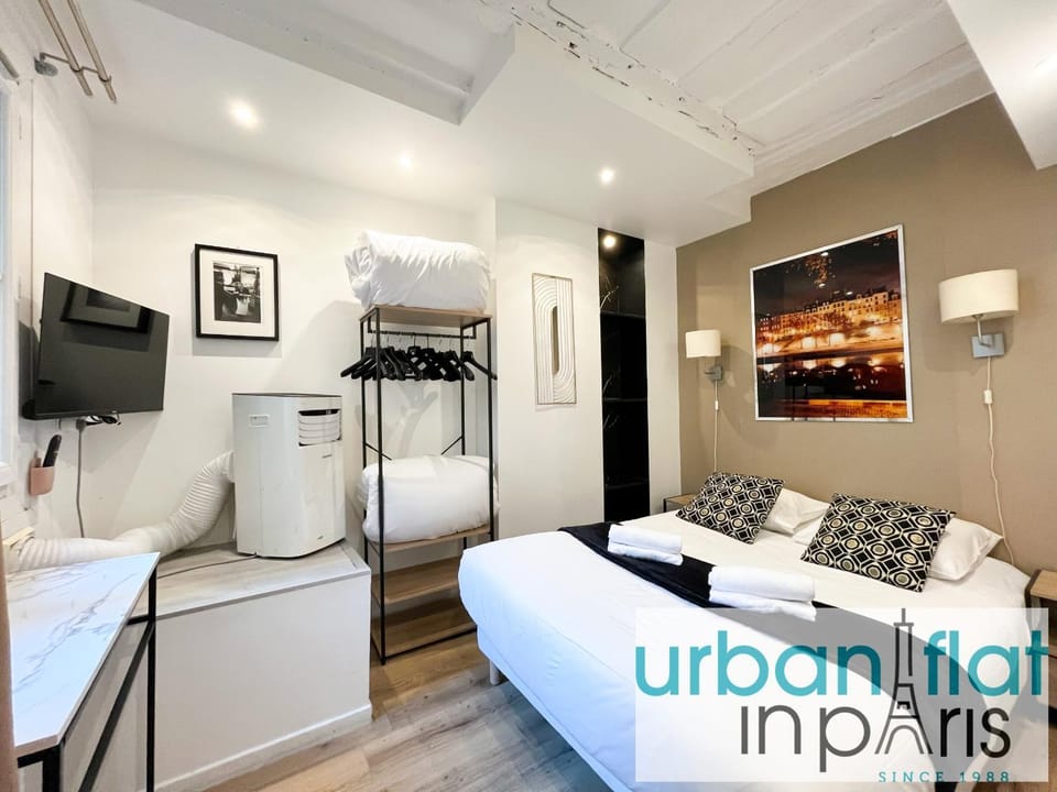 100 - Luxury 2 Bedroom - Beaubourg Marais Apartment in Paris