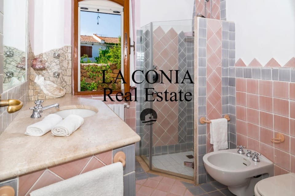 Shower, Toilet, Bathroom, bidet, towels