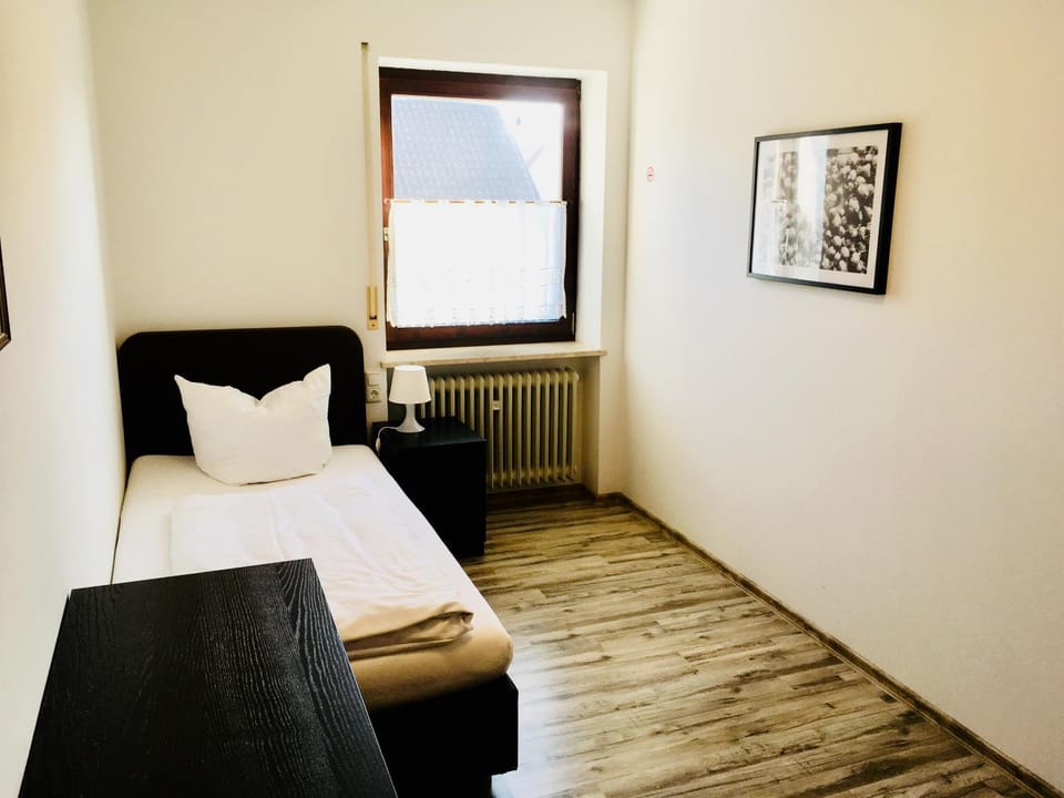 Bed, Photo of the whole room, Bedroom, internet